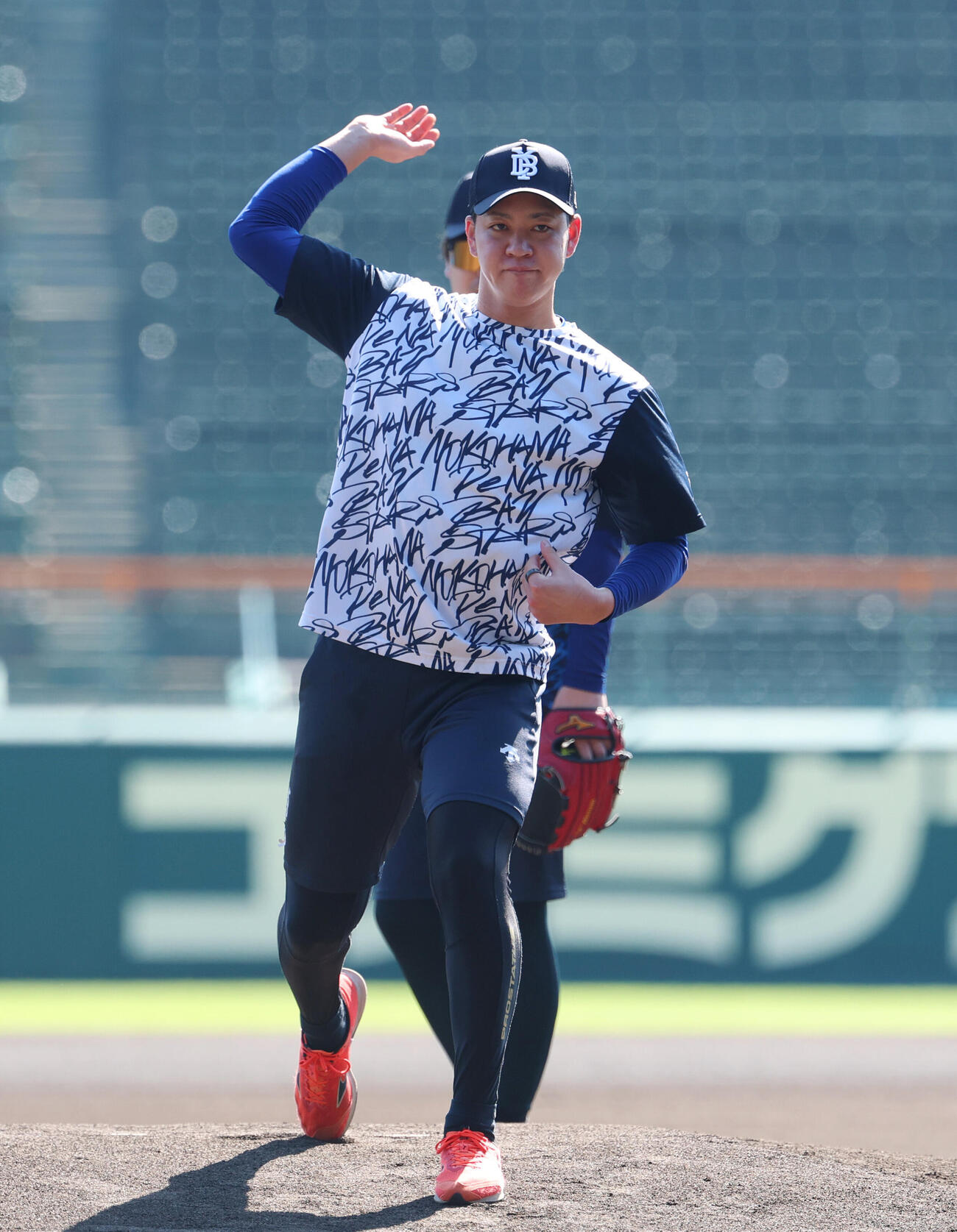 甲子園のマウンドチェックをするDeNA平良拳太郎（撮影・増田悦実）
