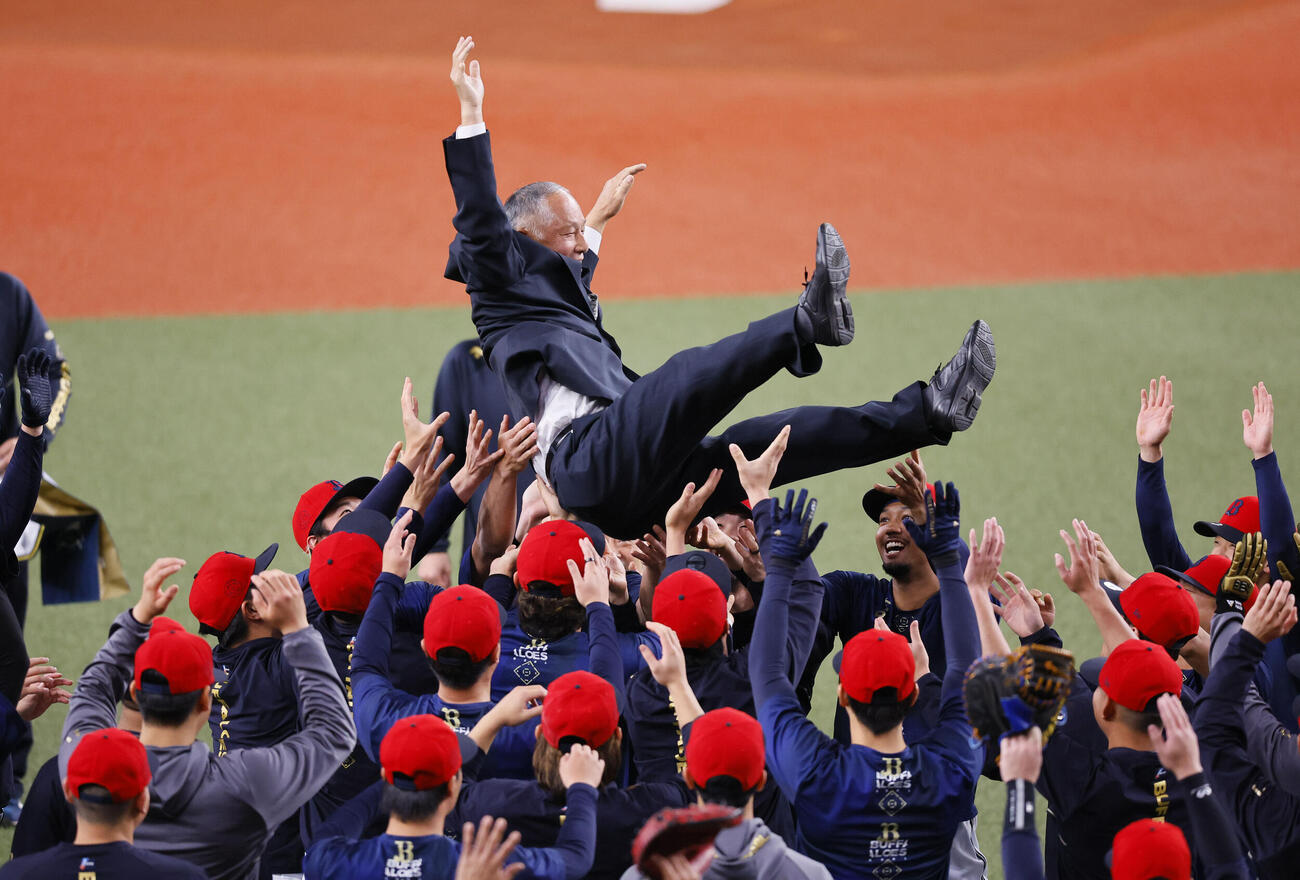 胴上げされるオリックス用具担当の松本正志さん（2024年3月28日撮影）