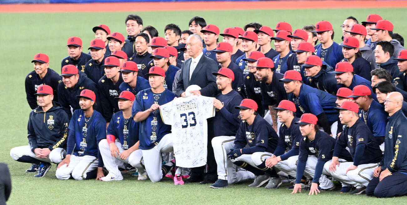 退団するオリックス用具担当の松本正志さん（中央）はナインと記念撮影（2024年3月28日撮影）