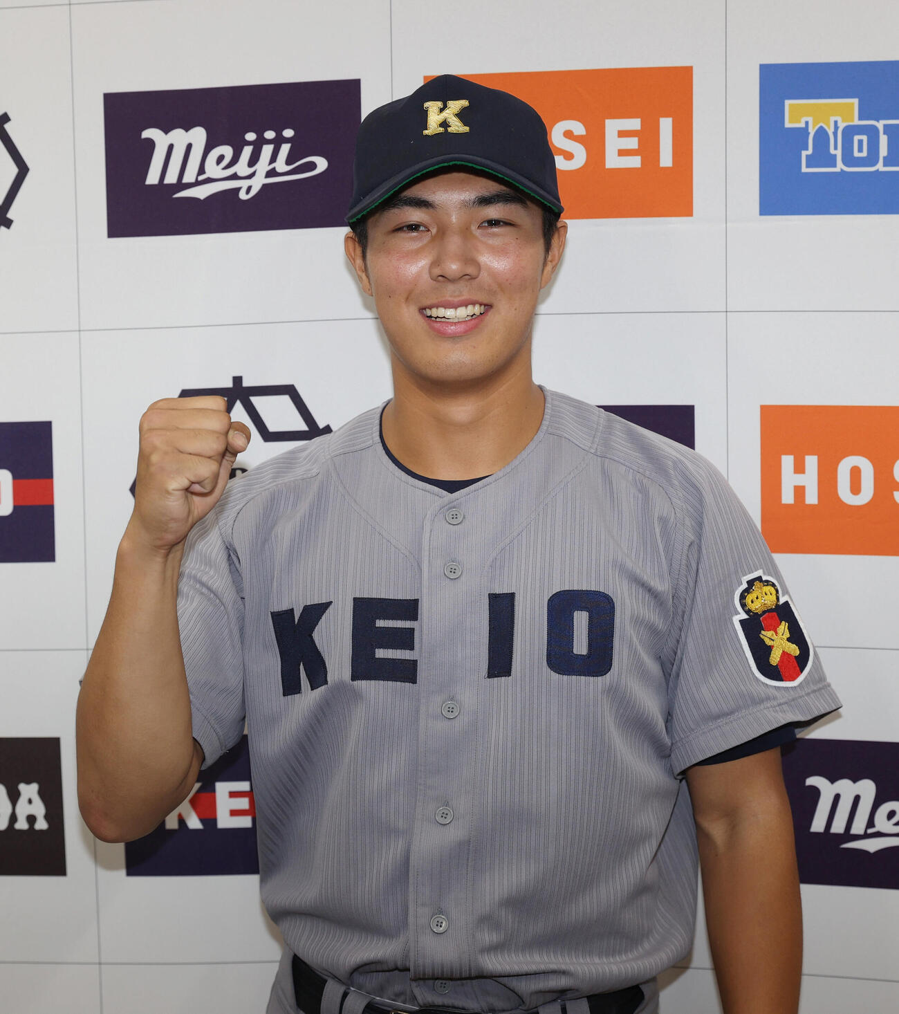 ガッツポーズする慶大・広池浩成（2026年9月13日撮影）