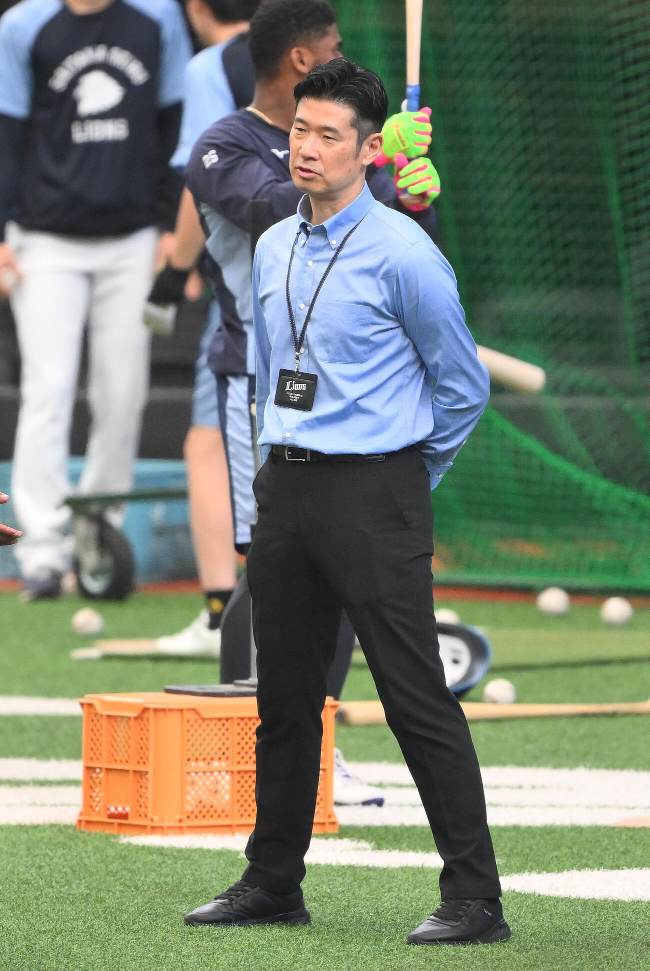練習を見守る西武広池浩司球団本部長（2026年10月9日撮影）