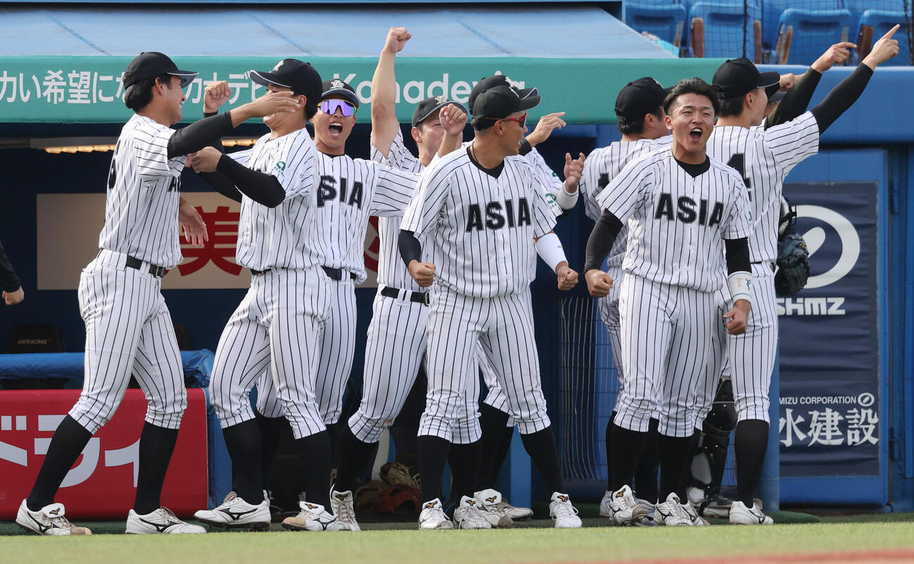 亜大対国学院大　8回表亜大1死三塁、入耒田華月の犠飛で三塁走者山里宝が生還し喜ぶ亜大ナイン（撮影・柴田隆二）