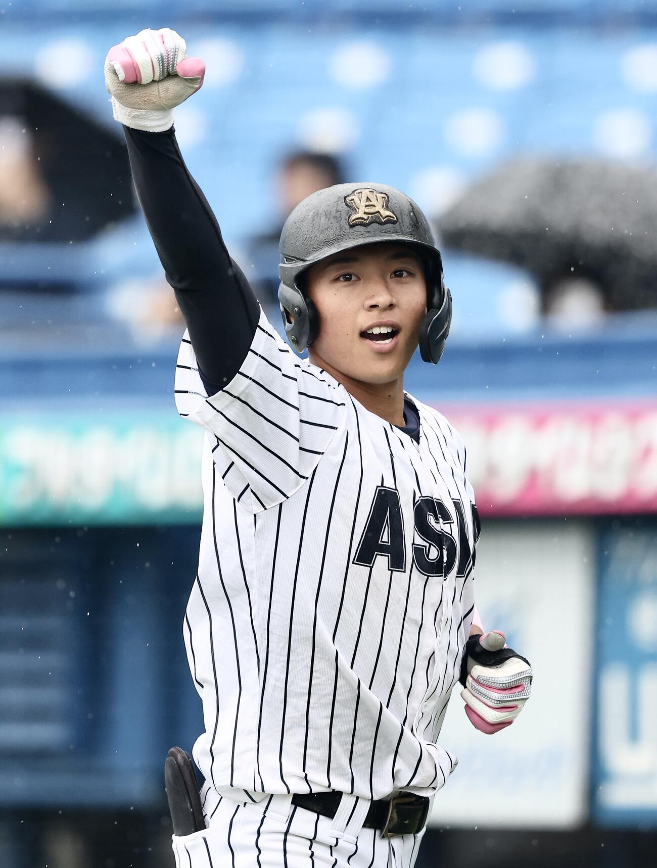 亜大対国学院大　3回表亜大2死一塁、左越え先制2点本塁打で生還しガッツポーズする山里宝（撮影・河田真司）