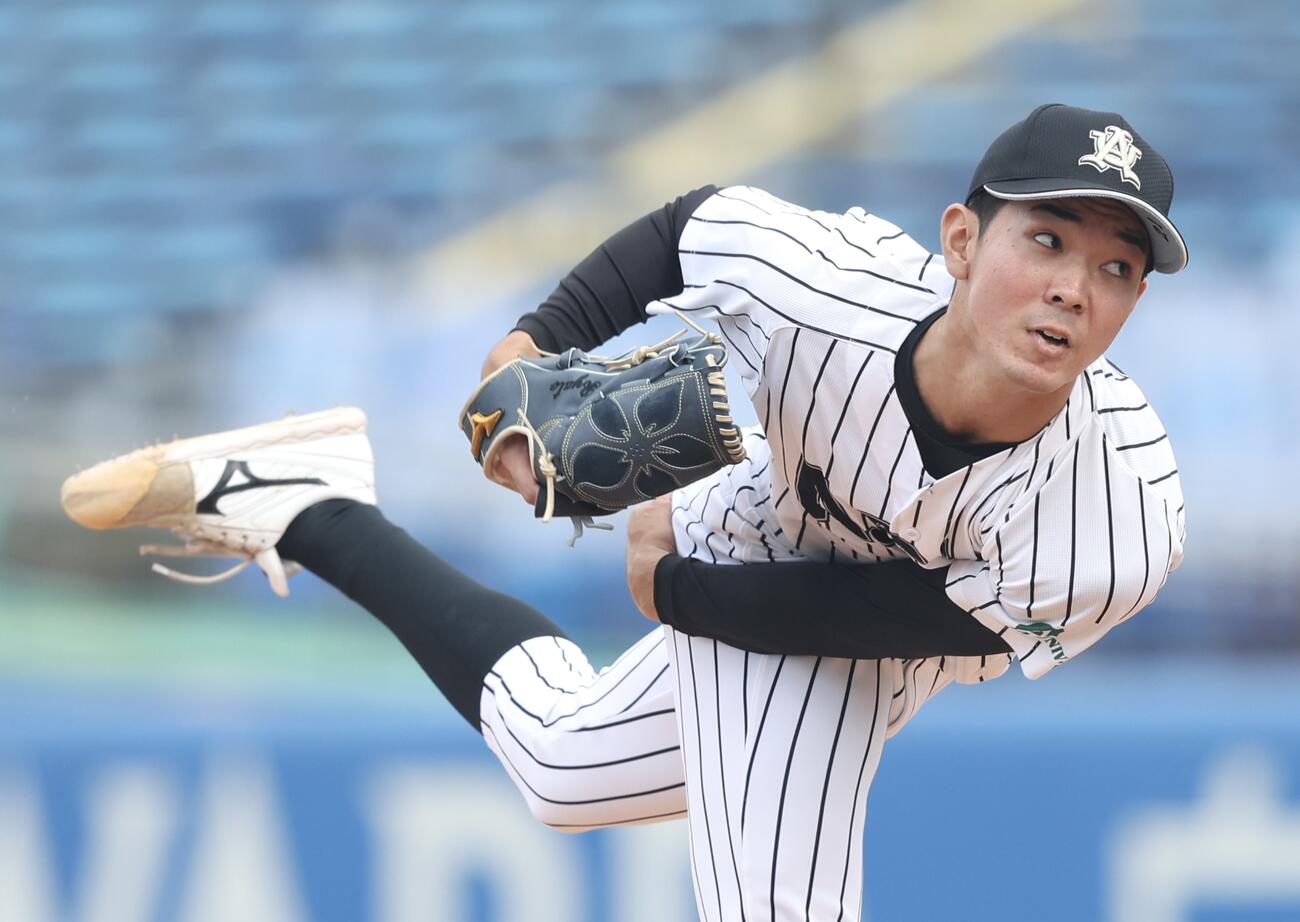 亜大対国学院大　7回裏国学院大2死一、二塁、力投する田崎颯士（撮影・河田真司）