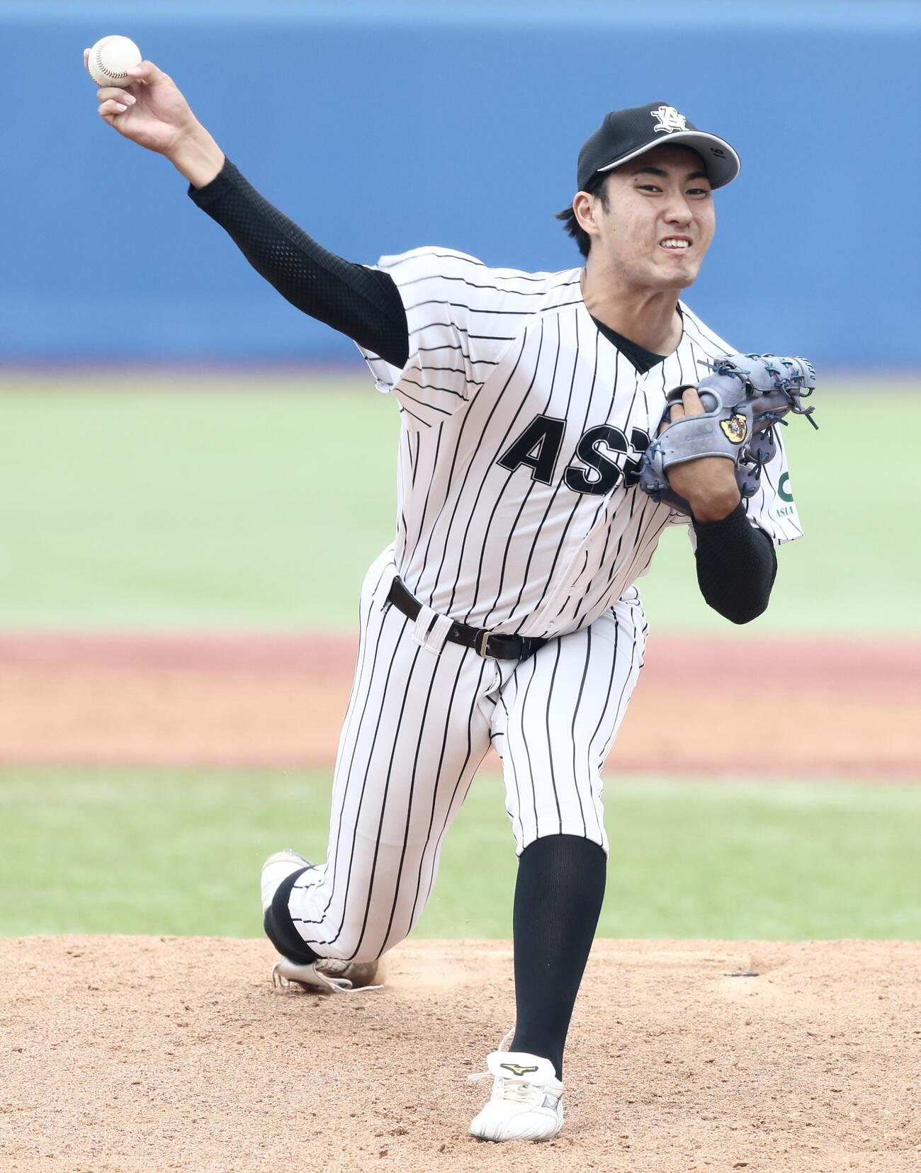 亜大対国学院大　6回裏、力投する比嘉佑斗（撮影・河田真司）