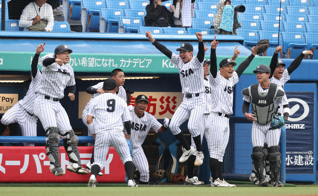 亜大対国学院大　3回表亜大2死一塁、山里宝の本塁打に喜ぶ亜大ナイン（撮影・柴田隆二）