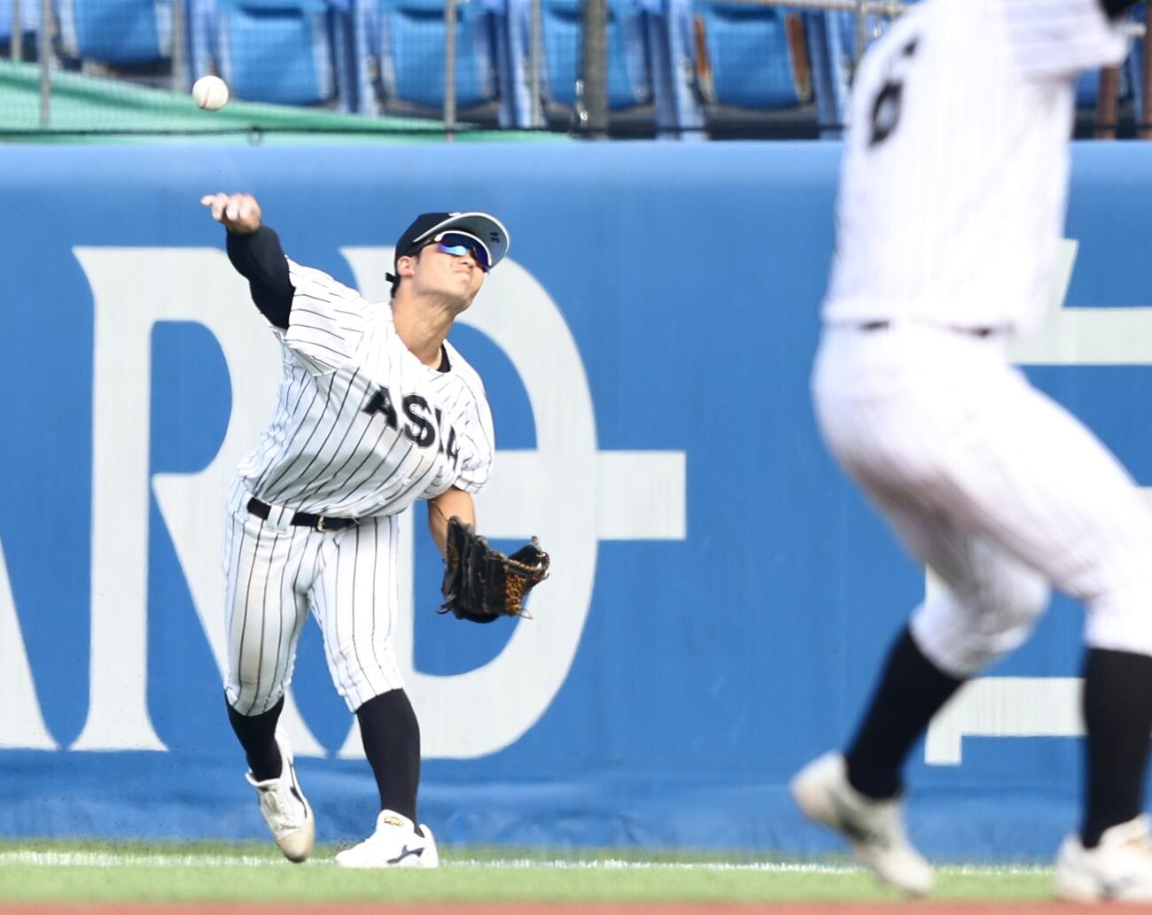亜大対国学院大　8回表亜大2死一、二塁、石井嘉朗の打球を本塁に返球する入耒田華月（撮影・河田真司）