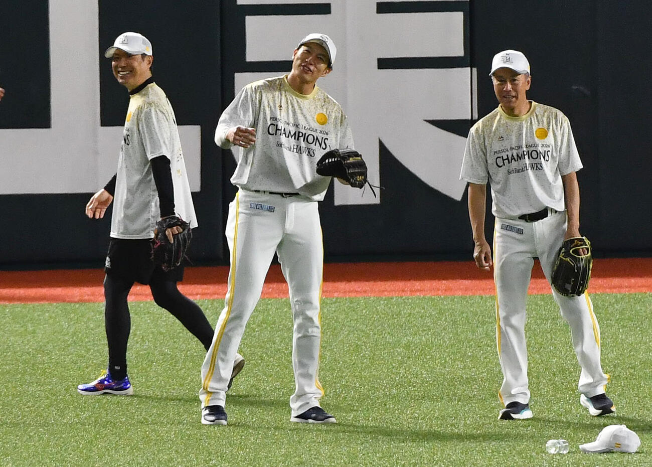 ソフトバンク対日本ハム　試合前、小久保裕紀監督（左）、大西崇之外野守備走塁兼作戦コーチ（右）と談笑するソフトバンク柳田悠岐（撮影・岩下翔太）