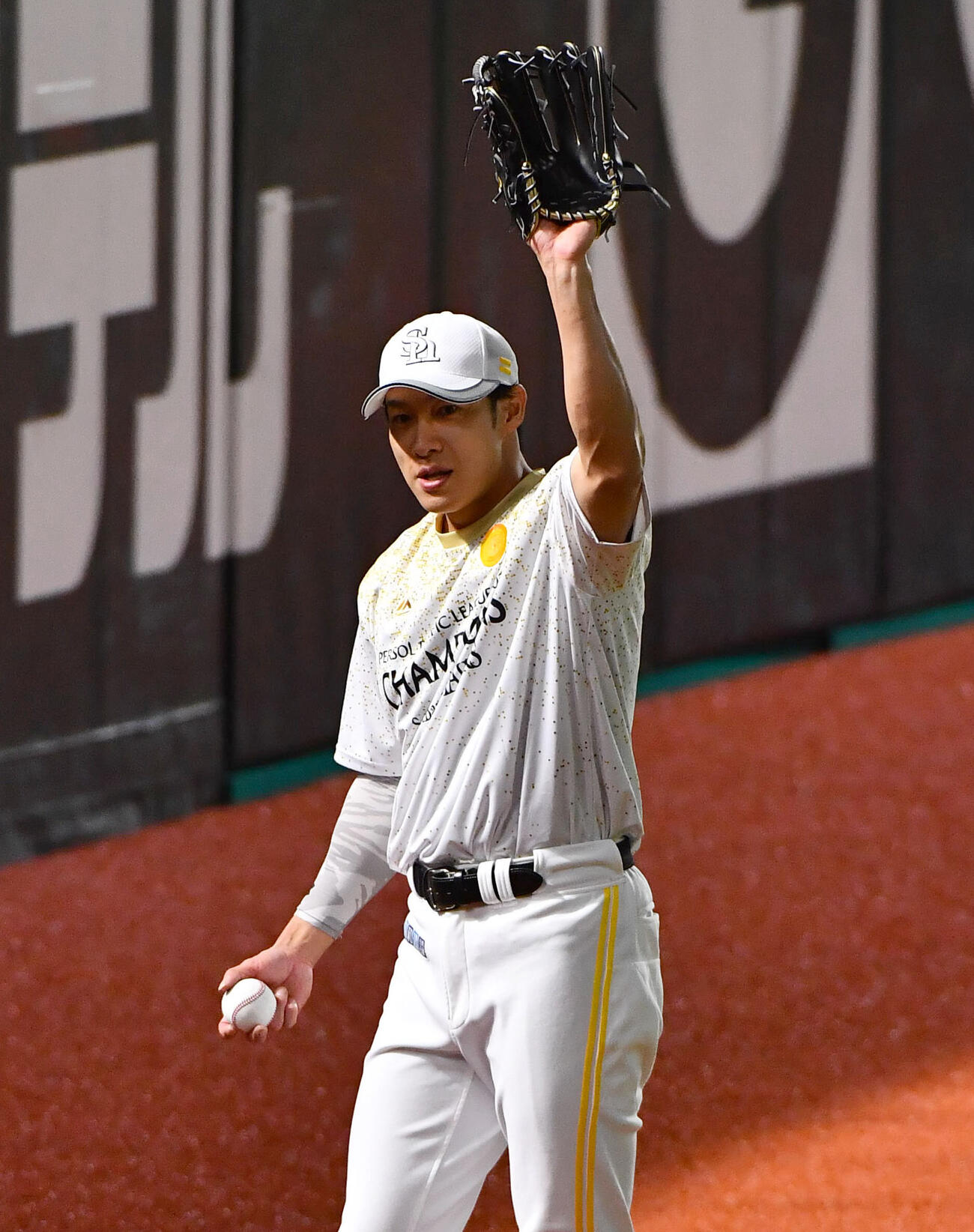 ソフトバンク対日本ハム　キャッチボールを行うソフトバンク柳田悠岐（撮影・岩下翔太）