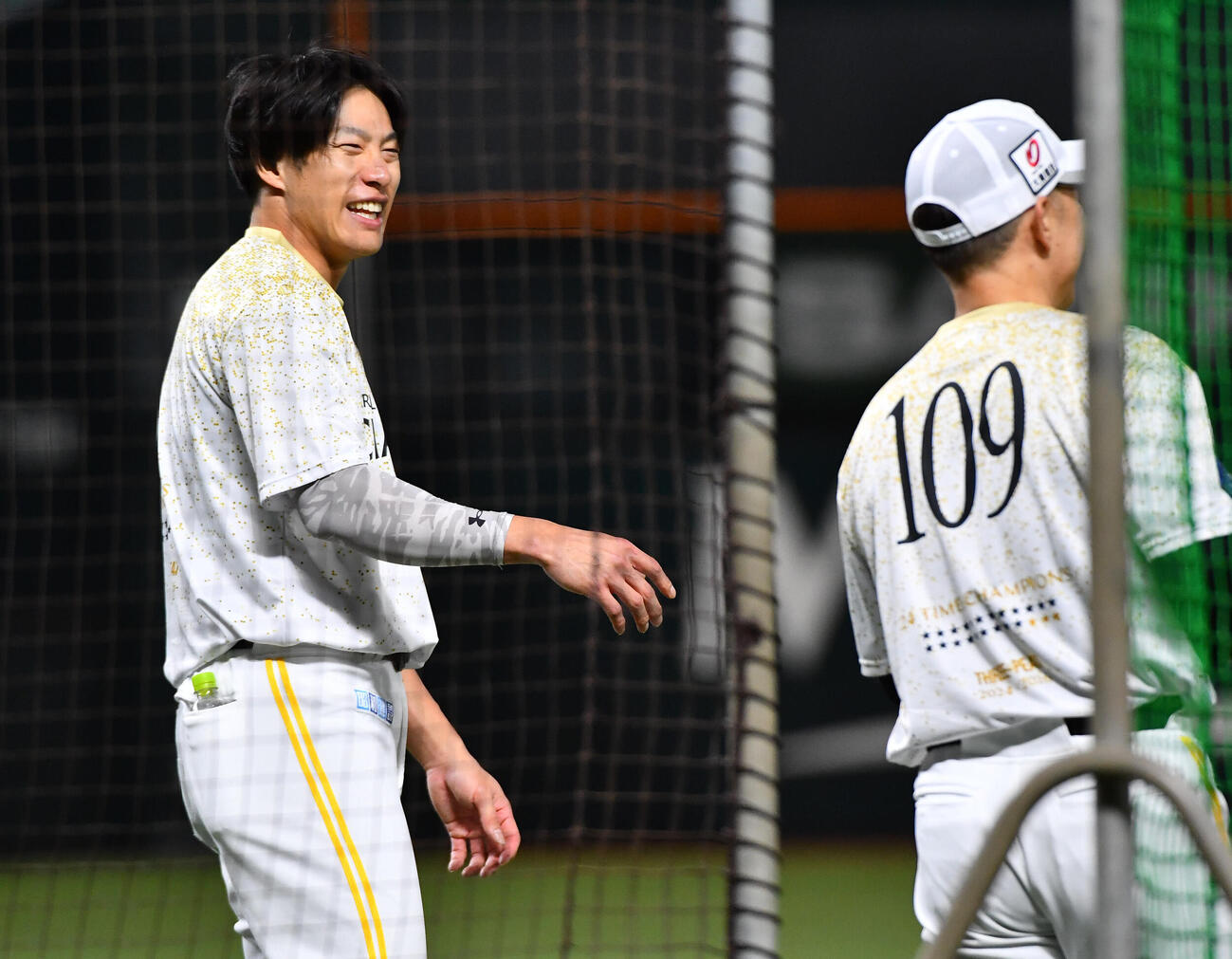 ソフトバンク対日本ハム　談笑するソフトバンク柳田悠岐（撮影・岩下翔太）