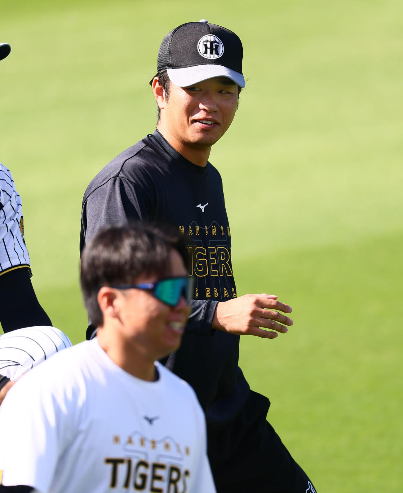 阪神対DeNA　明るい表情を見せ練習を開始する阪神高橋遥人（撮影・加藤哉）