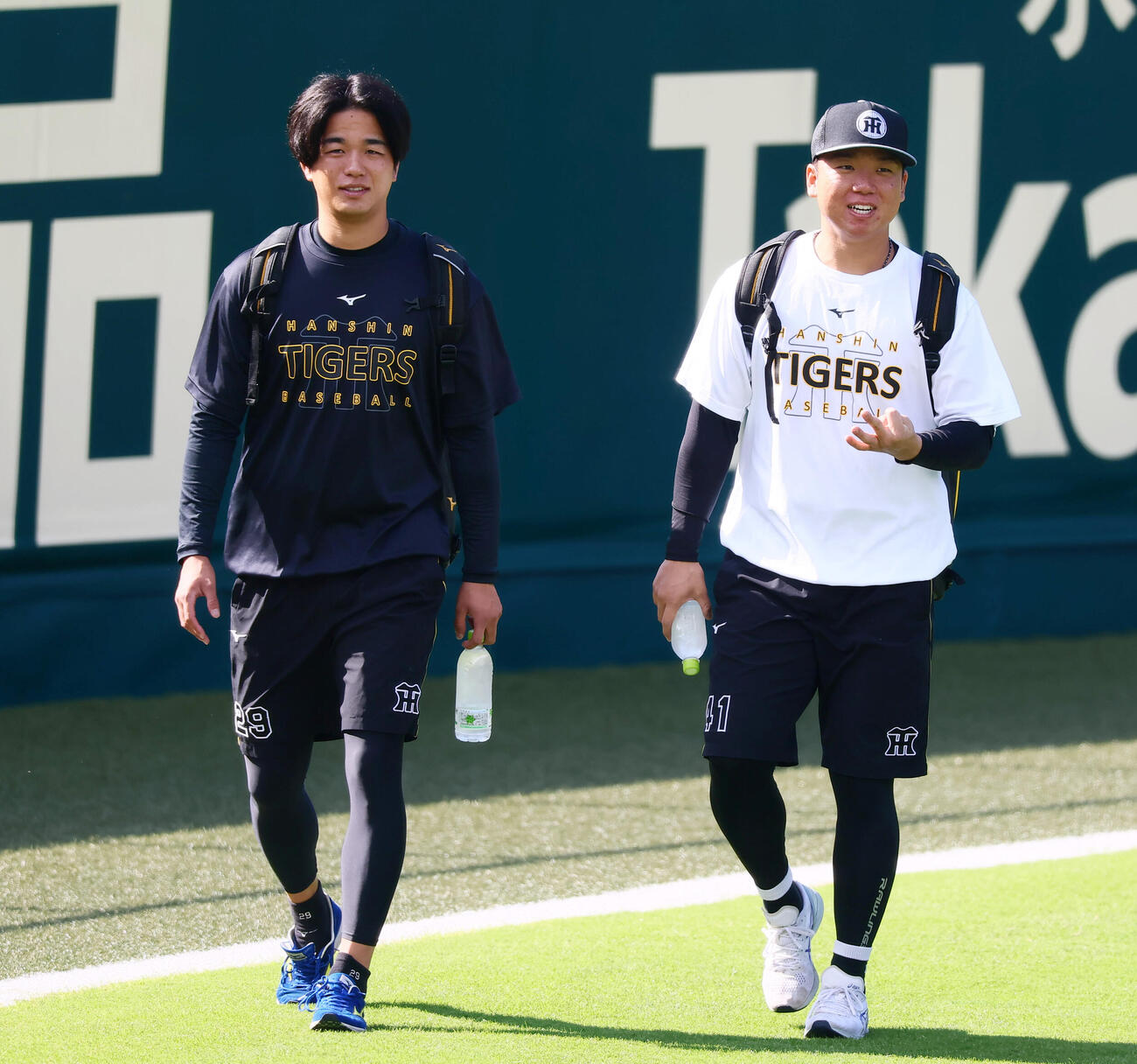 阪神対DeNA　練習のためグラウンドを移動する阪神高橋遥人（左）と村上頌樹（撮影・加藤哉）
