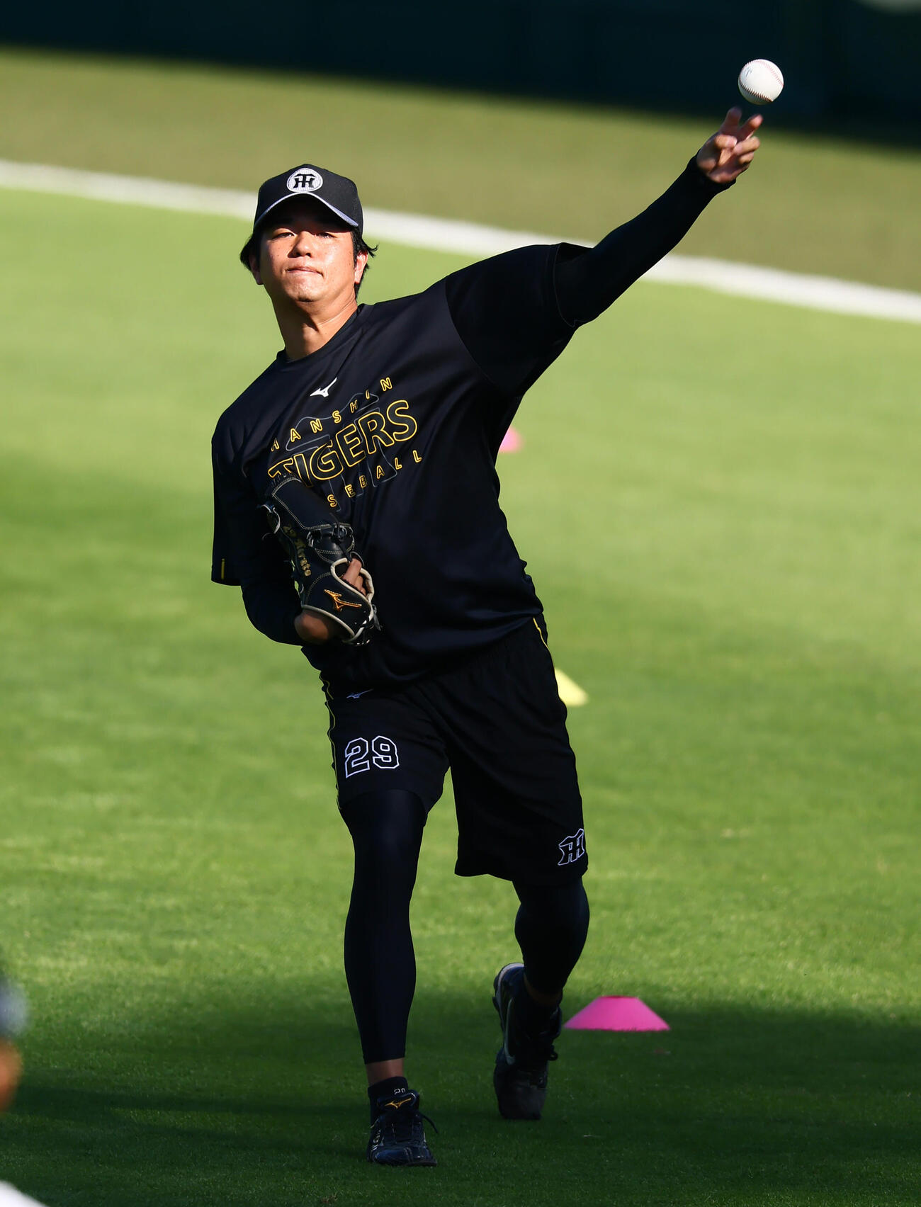 阪神対DeNA　練習でキャッチボールする阪神高橋遥人（撮影・加藤哉）