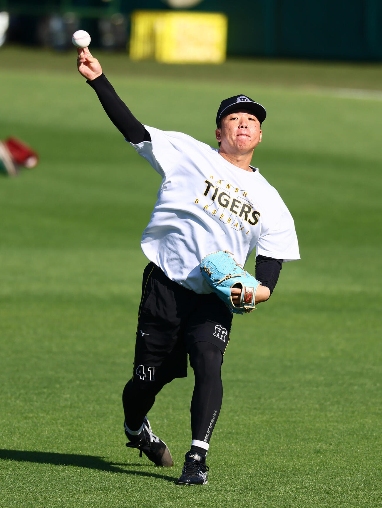 阪神対DeNA　練習でキャッチボールする阪神村上頌樹（撮影・加藤哉）