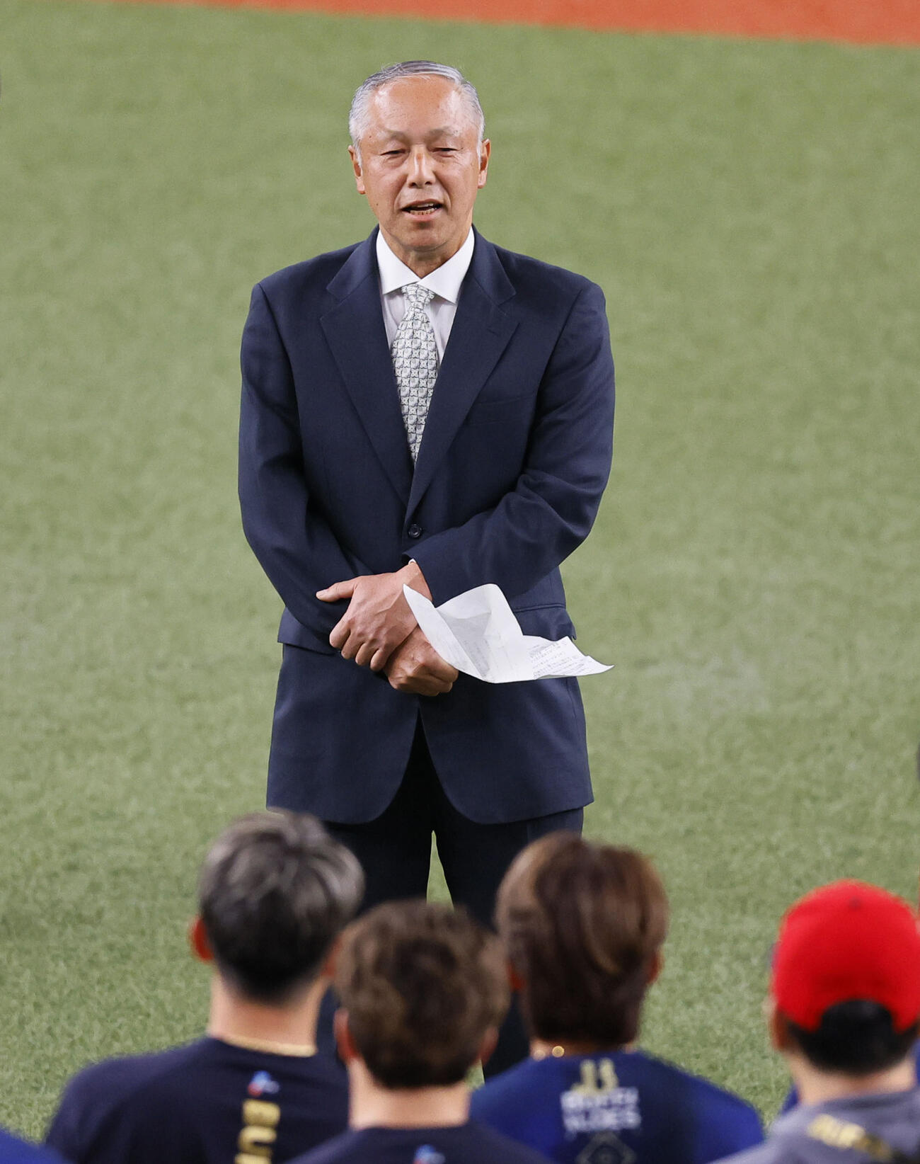 2024年3月、練習前にあいさつをするオリックス用具担当の松本正志さん