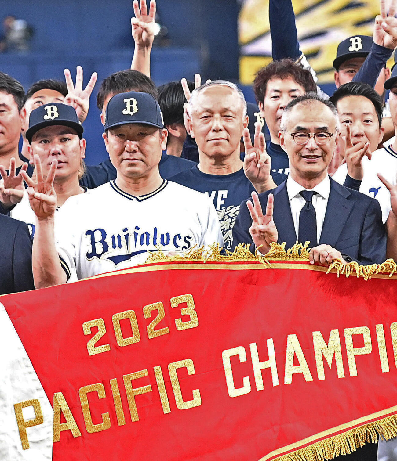2023年9月、リーグ3連覇を達成しペナントを手に記念撮影するオリックス中嶋聡監督ら。中央は松本正志用具担当