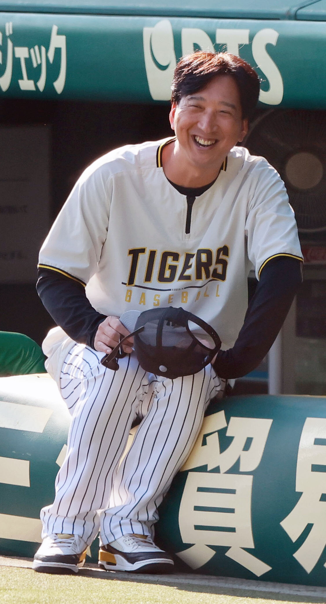 阪神対DeNA　試合前、リラックスした表情をみせる阪神藤川球児監督（撮影・上山淳一）
