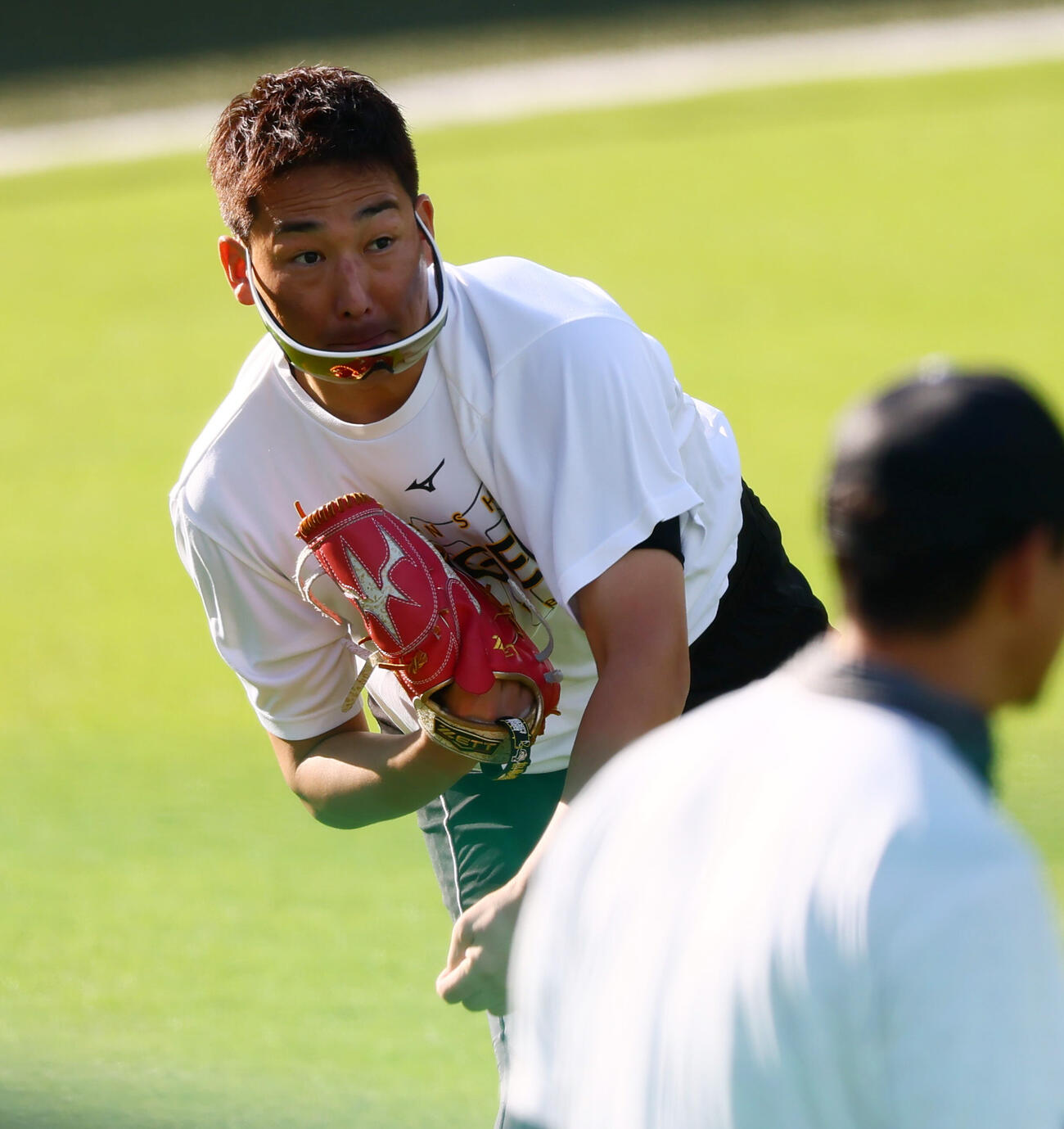 阪神対DeNA　練習でキャッチボールする阪神岩崎優はかけていたサングラスが勢いで落ちてしまう（撮影・加藤哉）