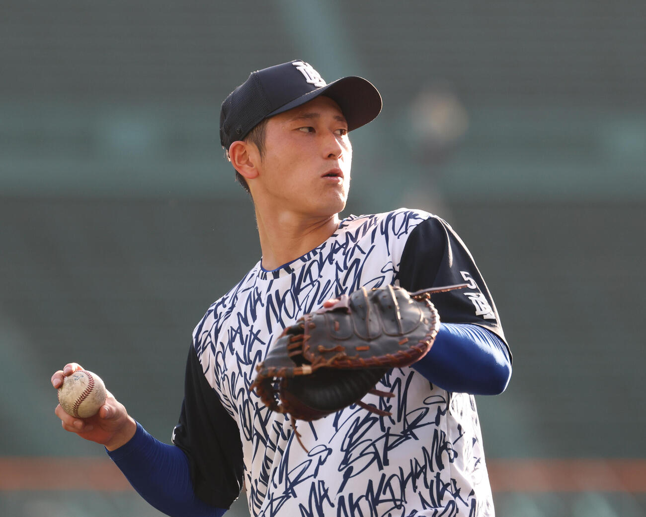 阪神対DeNA　キャッチボールをするDeNA松尾汐恩（撮影・増田悦実）