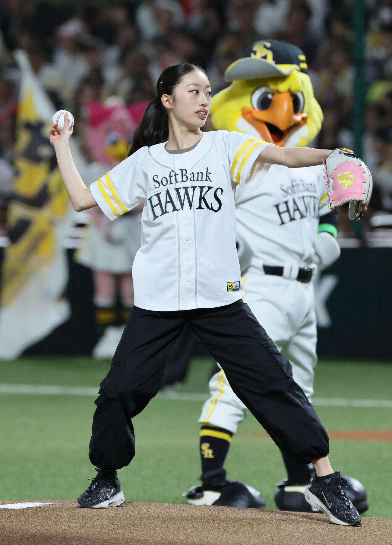 ソフトバンク対日本ハム　始球式を務めたフィギュアスケートの岡田芽依（撮影・加藤孝規）