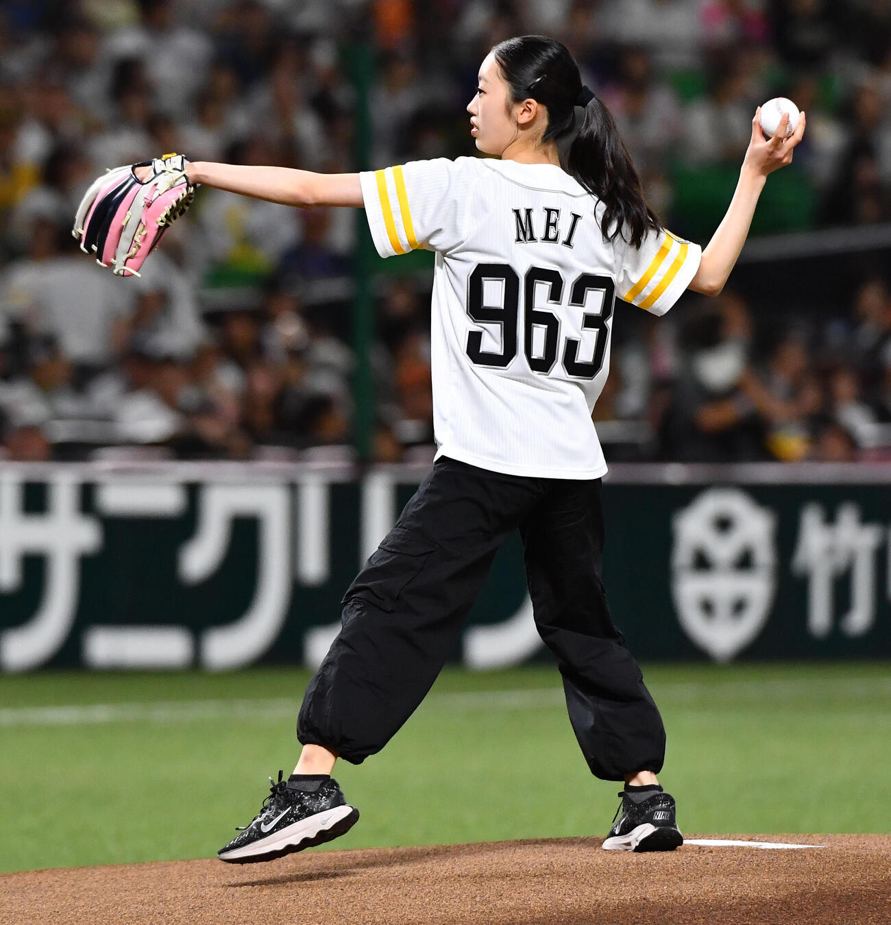 ソフトバンク対日本ハム　始球式を務めた、女子フィギュアスケートの岡田芽依（撮影・岩下翔太）