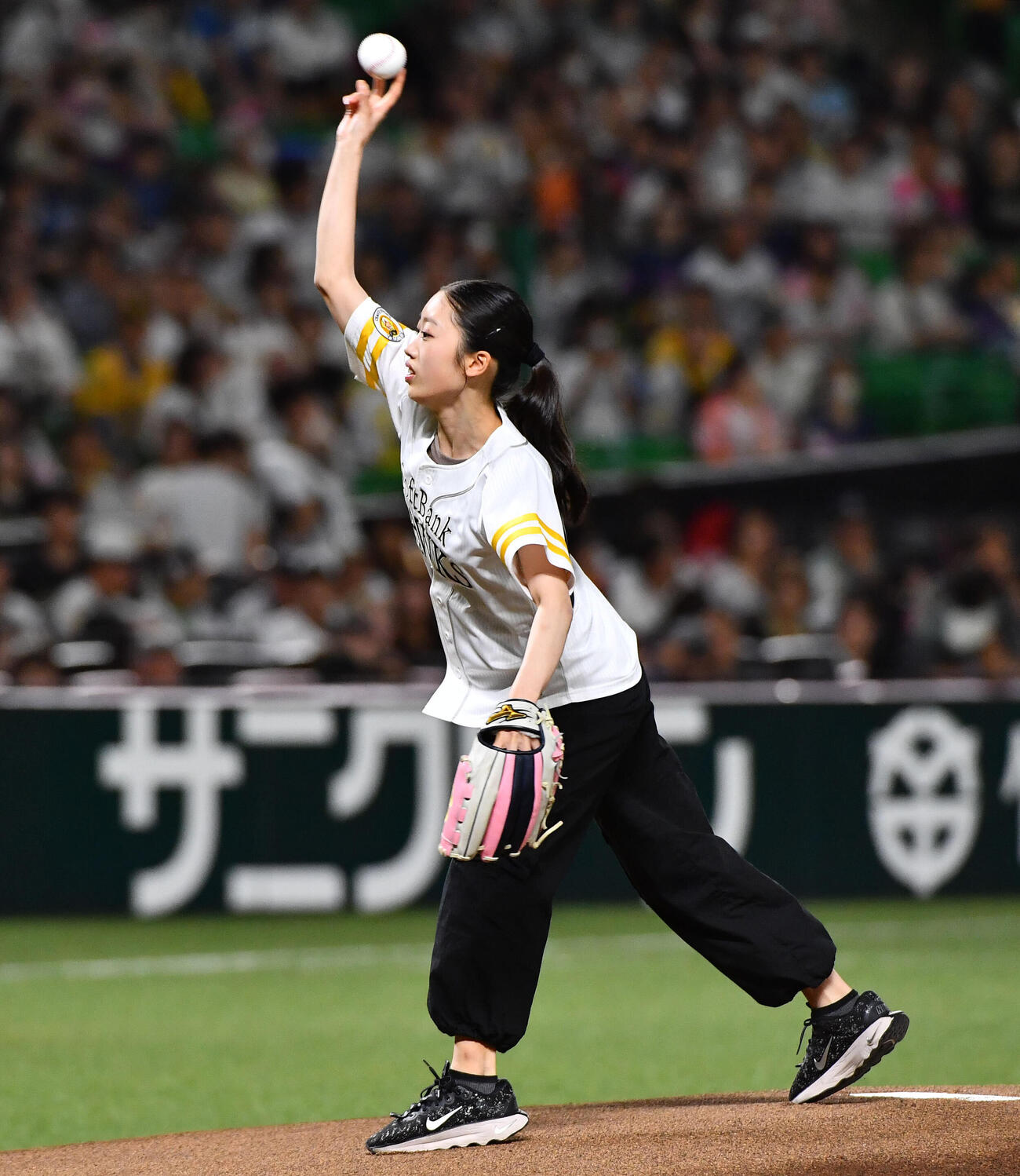 ソフトバンク対日本ハム　始球式を務めた、女子フィギュアスケートの岡田芽依（撮影・岩下翔太）