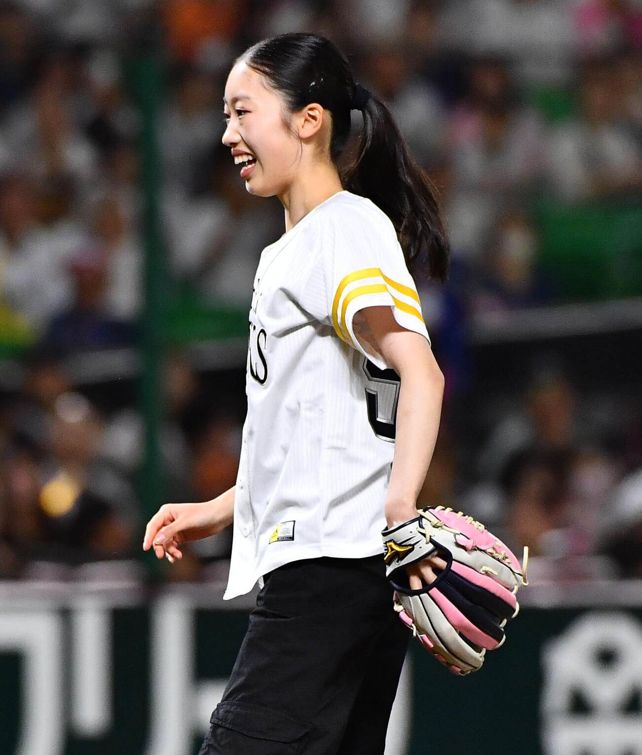 ソフトバンク対日本ハム　始球式を務めた、女子フィギュアスケートの岡田芽依（撮影・岩下翔太）