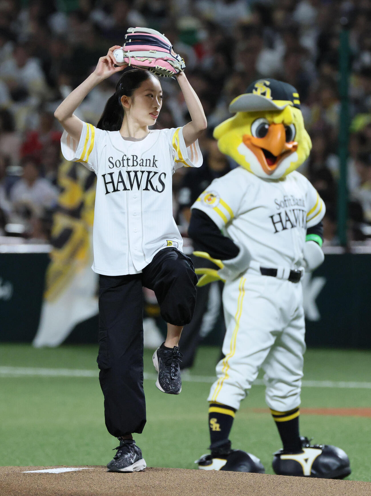 ソフトバンク対日本ハム　始球式を務めたフィギュアスケートの岡田芽依（撮影・加藤孝規）