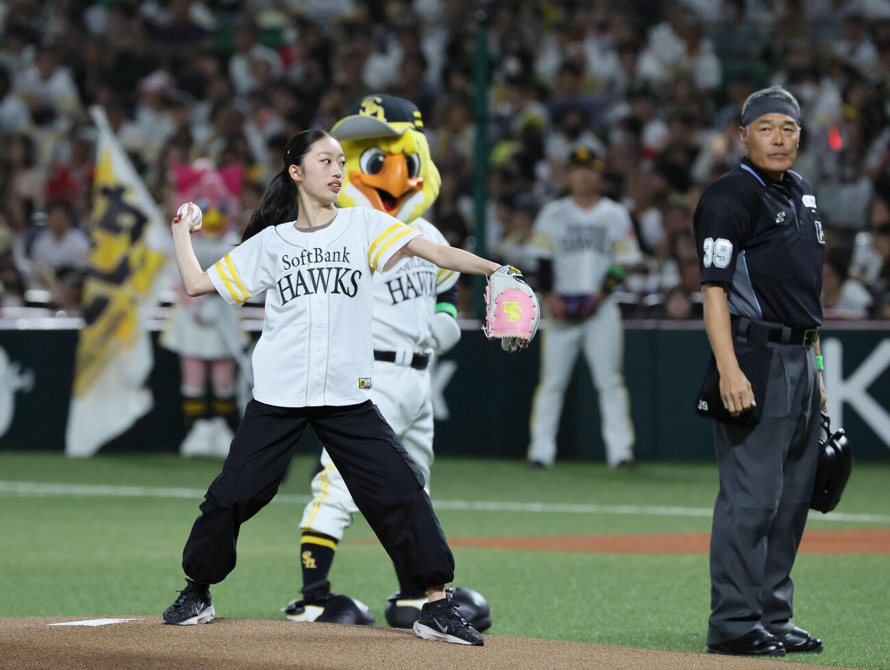 ソフトバンク対日本ハム　始球式を務めたフィギュアスケートの岡田芽依（撮影・加藤孝規）