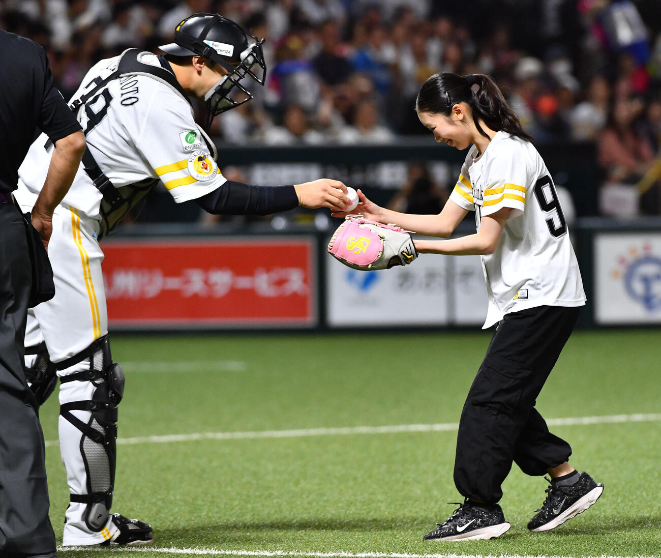 ソフトバンク対日本ハム　始球式を終え、山本祐大（左）からボールを受け取る女子フィギュアスケートの岡田芽依（撮影・岩下翔太）
