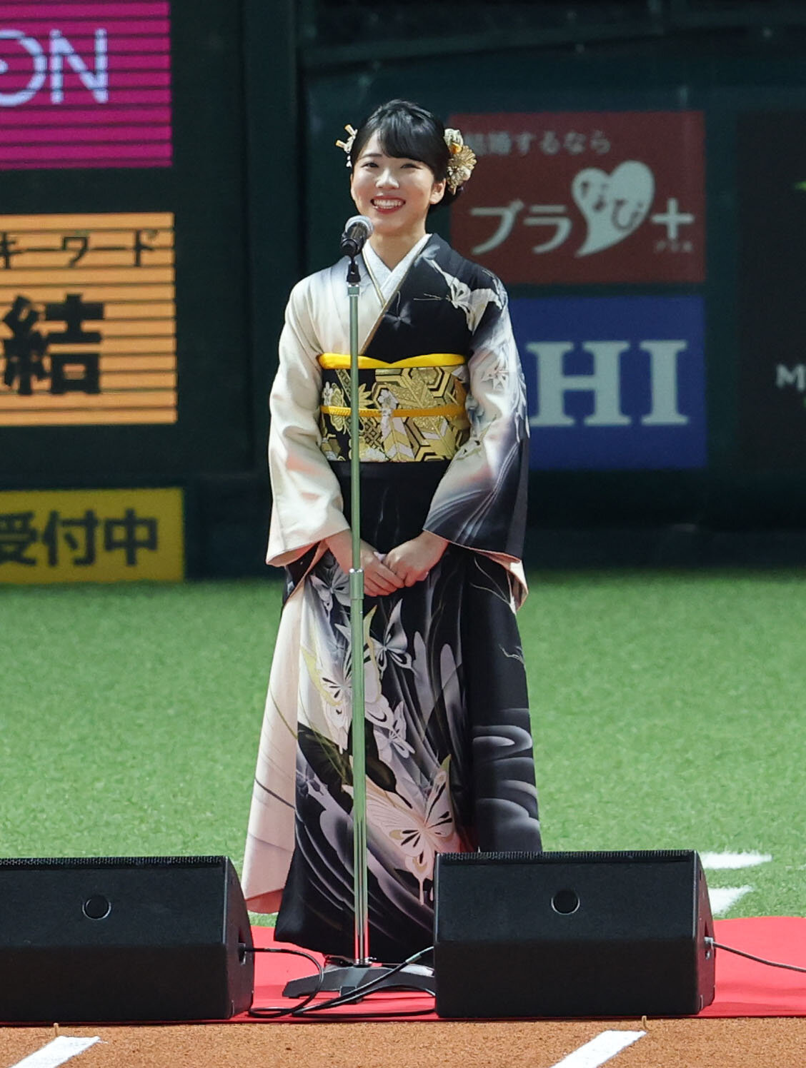 ソフトバンク対日本ハム始球式　君が代を独唱した演歌歌手の梅谷心愛（撮影・梅根麻紀）