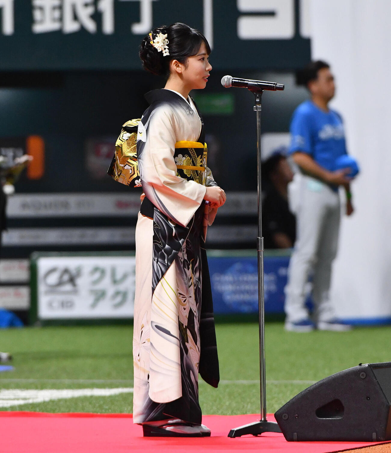 ソフトバンク対日本ハム　君が代独唱を務めた演歌歌手の梅谷心愛（撮影・岩下翔太）