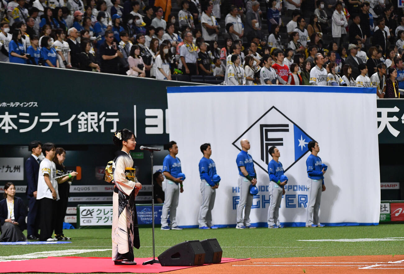 ソフトバンク対日本ハム　君が代独唱を務めた演歌歌手の梅谷心愛（撮影・岩下翔太）