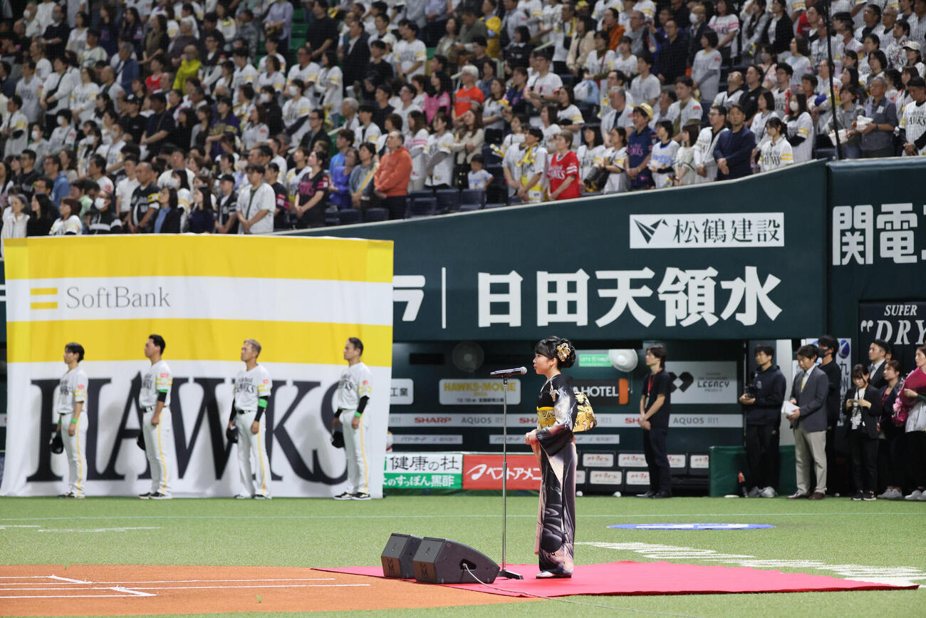 ソフトバンク対日本ハム　君が代独唱する梅谷心愛（撮影・加藤孝規）