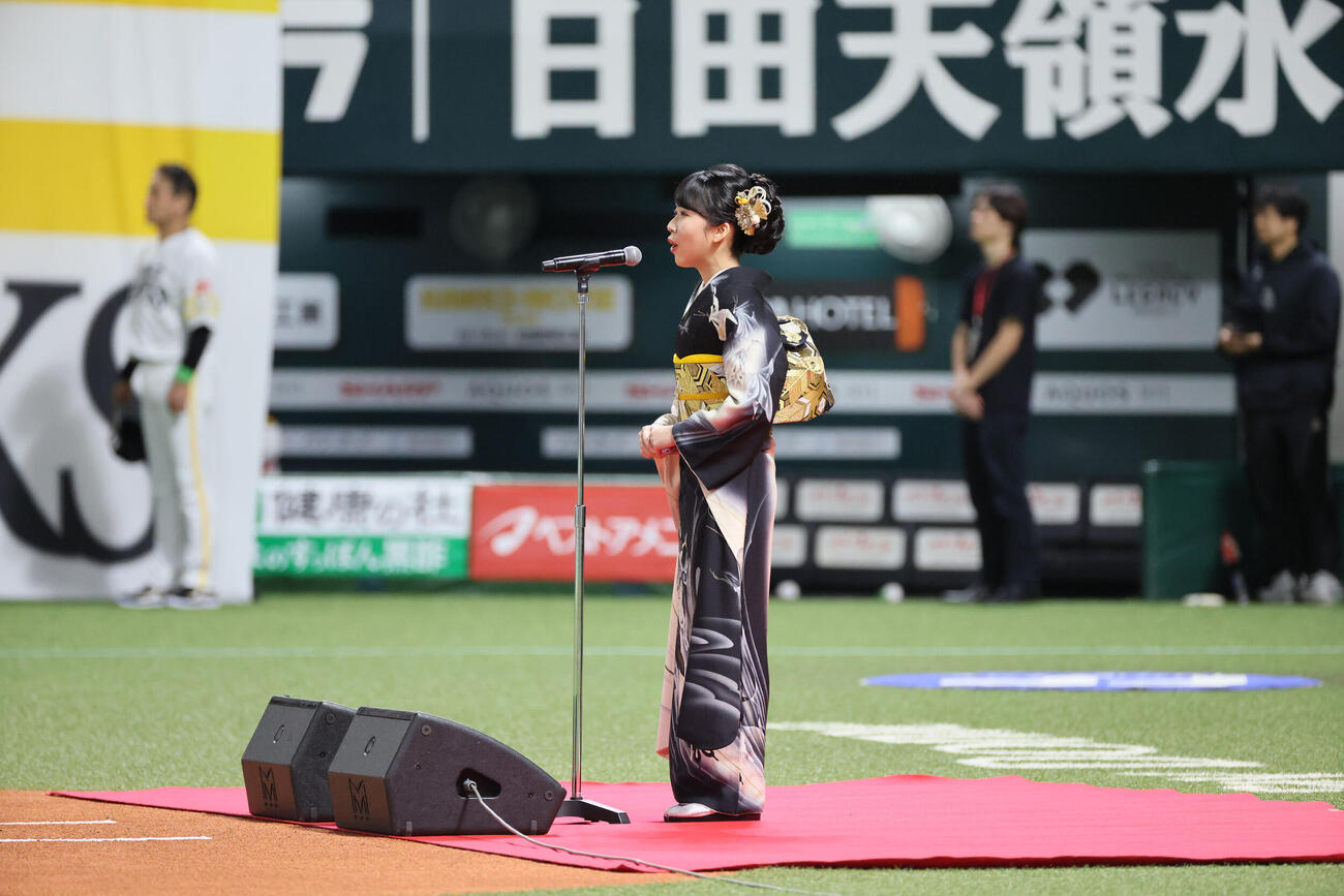 ソフトバンク対日本ハム　君が代独唱する梅谷心愛（撮影・加藤孝規）
