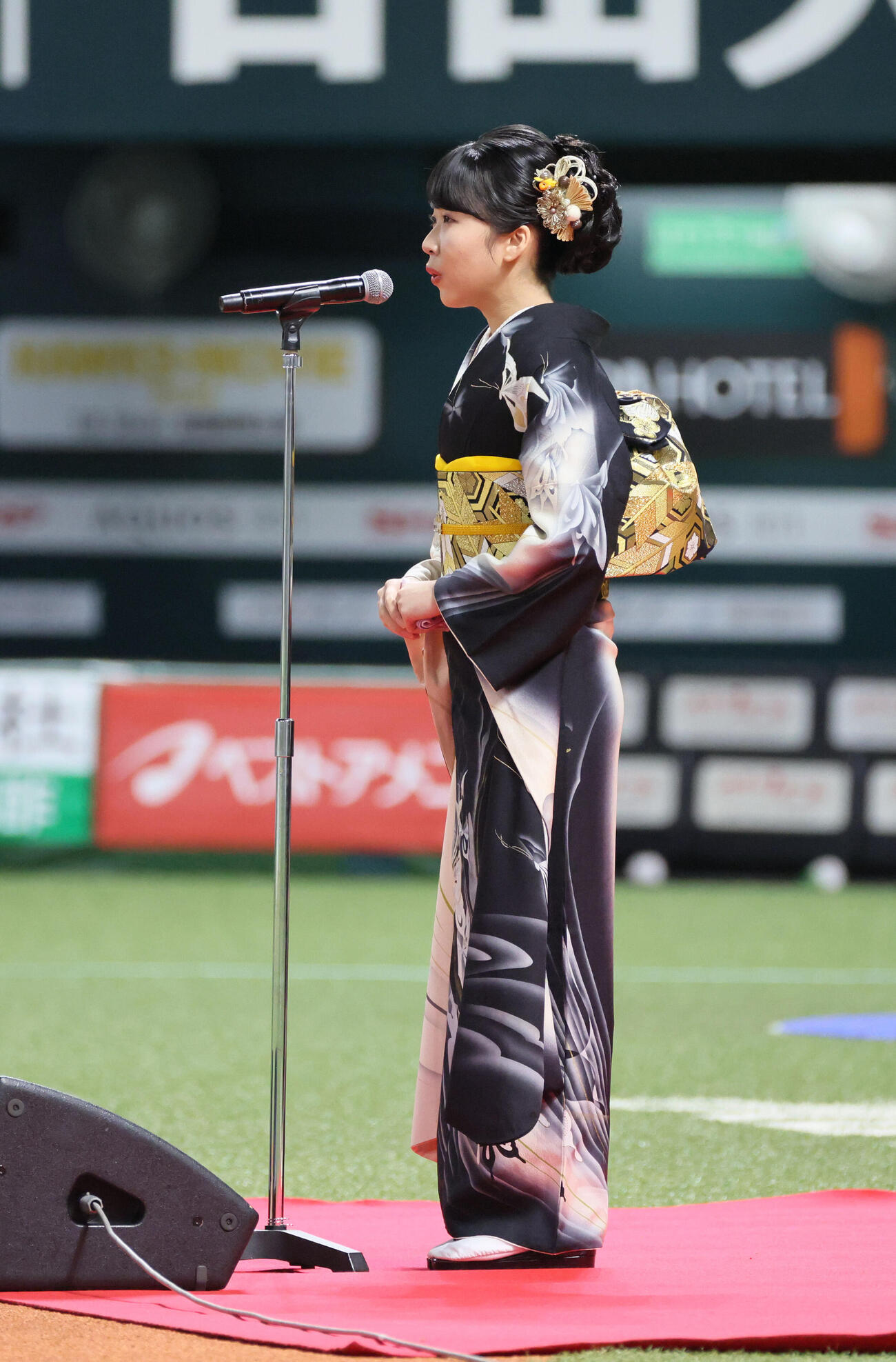 ソフトバンク対日本ハム　君が代独唱する梅谷心愛（撮影・加藤孝規）