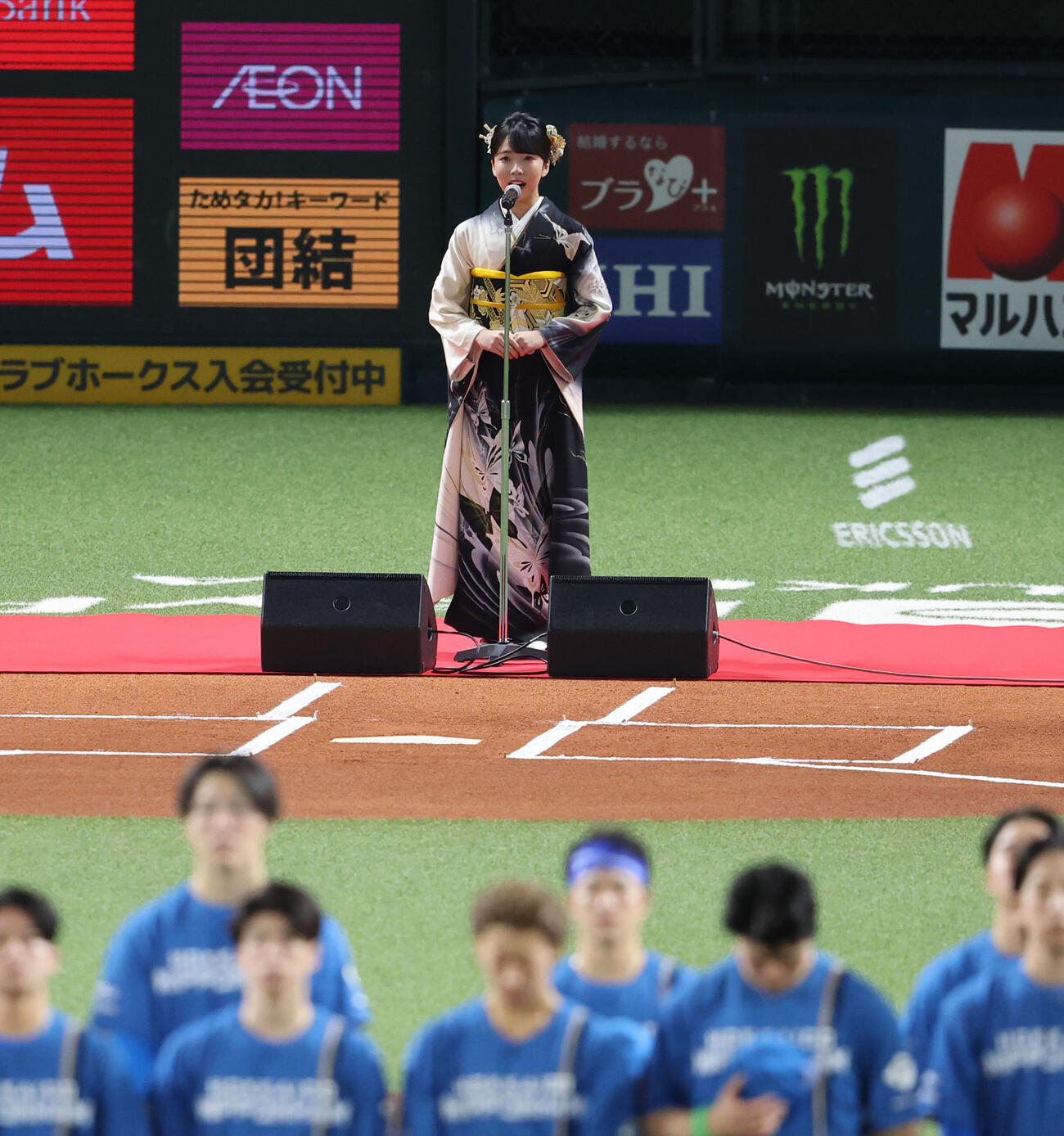 ソフトバンク対日本ハム始球式　君が代を独唱した演歌歌手の梅谷心愛（撮影・梅根麻紀）