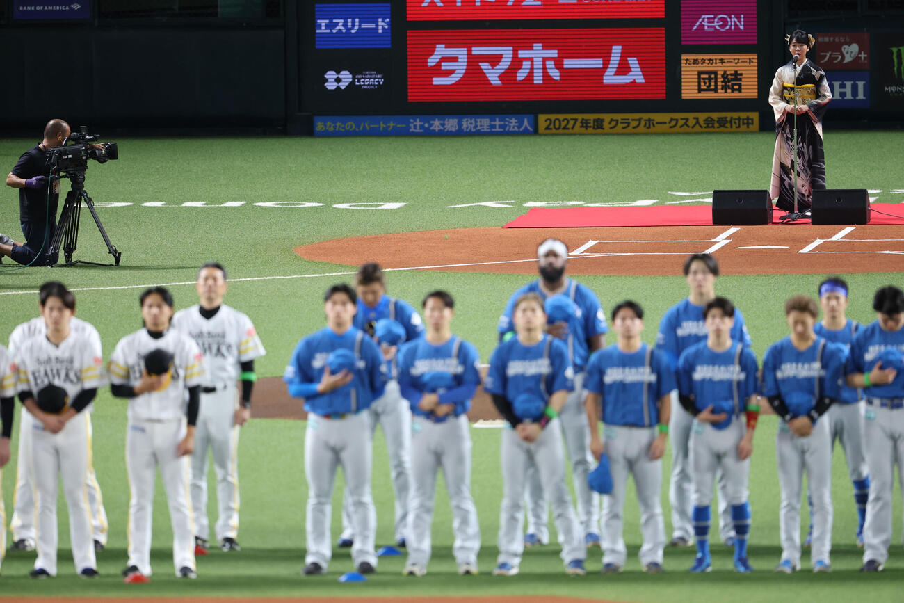 ソフトバンク対日本ハム始球式　君が代を独唱した演歌歌手の梅谷心愛（撮影・梅根麻紀）