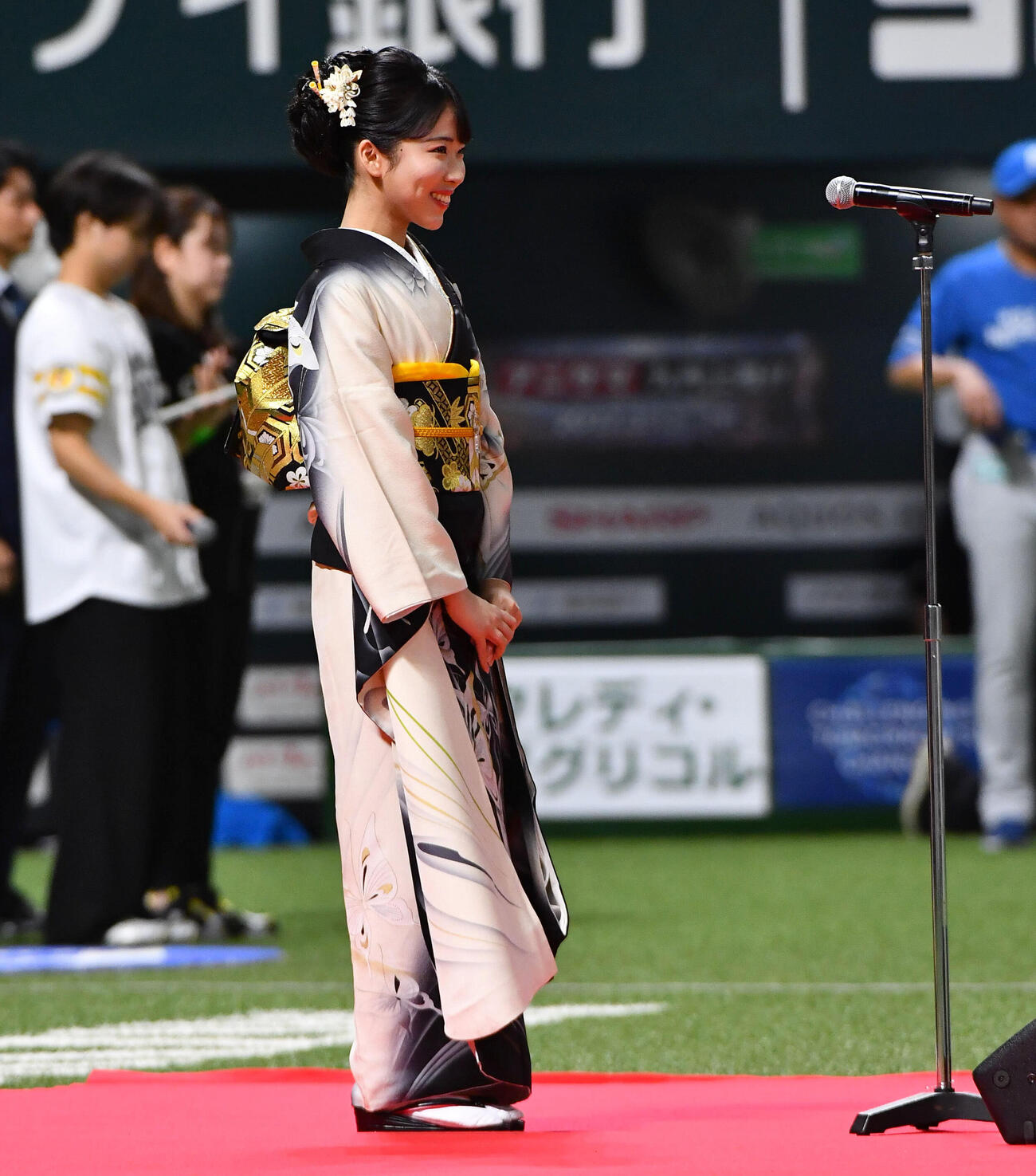 ソフトバンク対日本ハム　君が代独唱を終えて笑顔を見せる演歌歌手の梅谷心愛（撮影・岩下翔太）