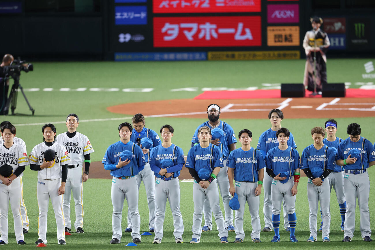 ソフトバンク対日本ハム始球式　君が代を独唱した演歌歌手の梅谷心愛、気合を入れる両チームのナイン（撮影・梅根麻紀）