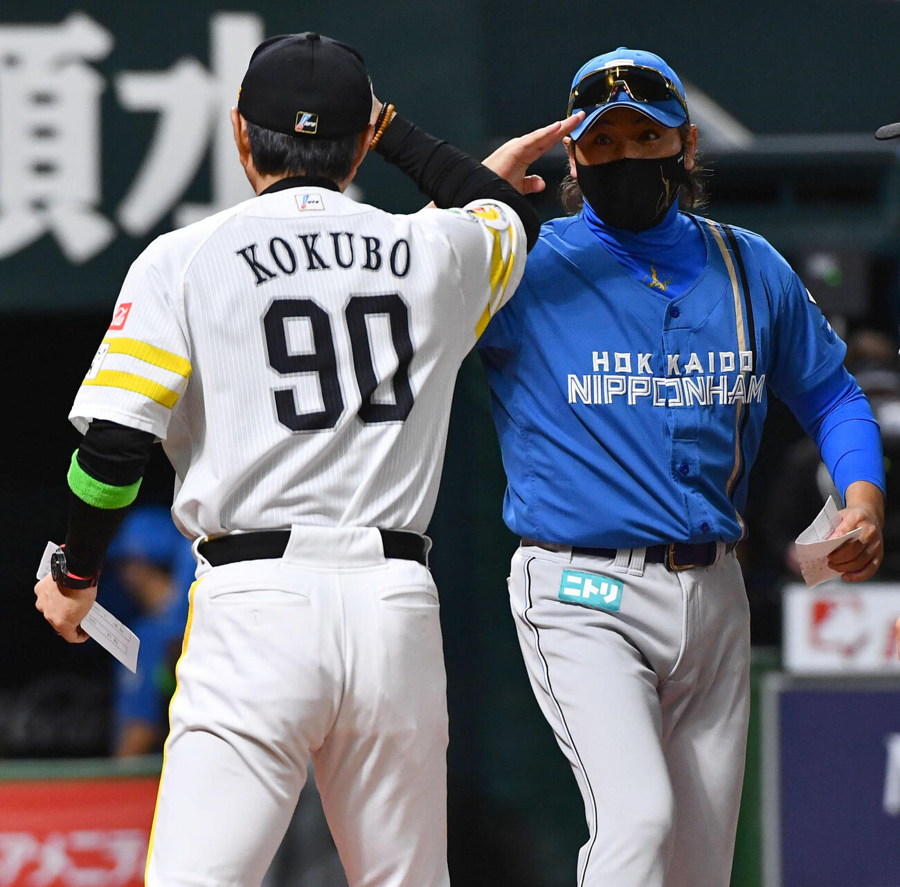 ソフトバンク対日本ハム　試合前、ソフトバンク小久保裕紀監督（左）とのメンバー表交換を終え、ポーズをとる日本ハム新庄剛志監督（撮影・岩下翔太）
