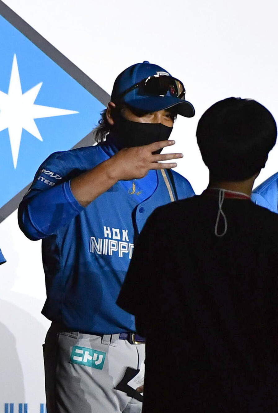 ソフトバンク対日本ハム　試合前、クライマックスシリーズ開幕セレモニーでソフトバンクの今季スローガン「全新」のようなポーズを見せる日本ハム新庄剛志監督（撮影・岩下翔太）