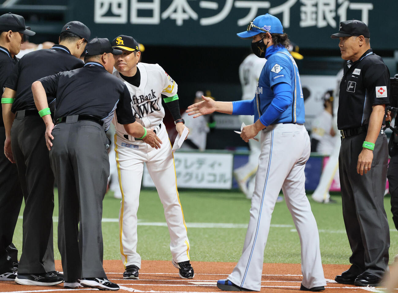 ソフトバンク対日本ハム　メンバー表交換するソフトバンク小久保裕紀監督と日本ハム新庄剛志監督（撮影・加藤孝規）