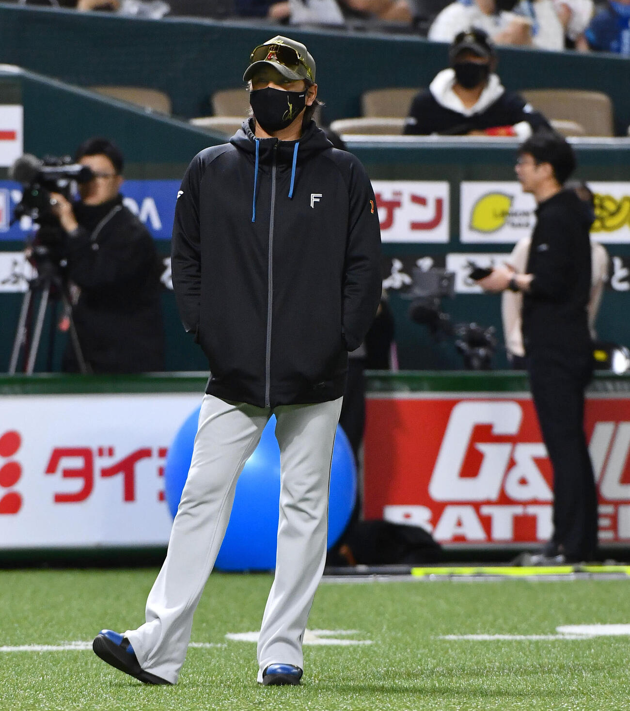 ソフトバンク対日本ハム　試合前、練習を見守る日本ハム新庄剛志監督（撮影・岩下翔太）