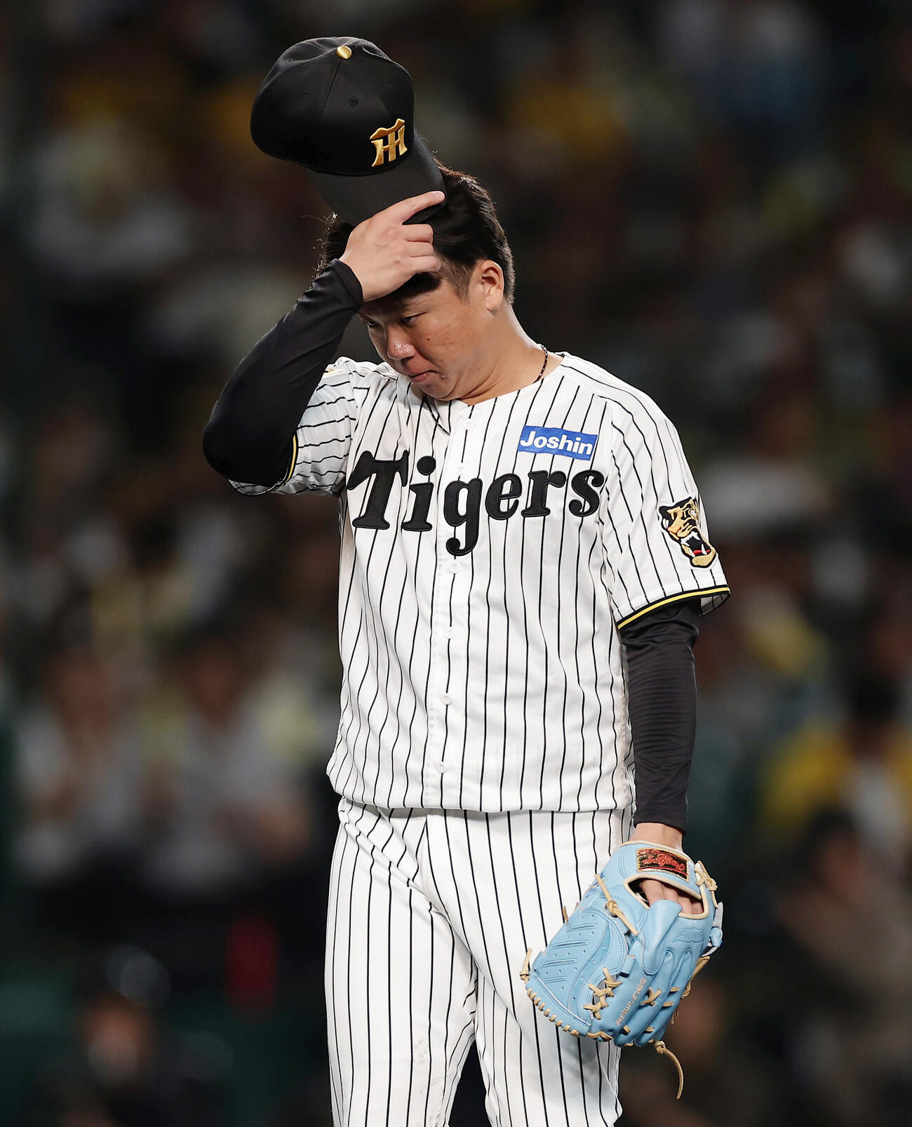 阪神対DeNA 1回表を投げ終え、悔しそうにベンチへ戻る阪神村上頌樹（撮影・前田充）