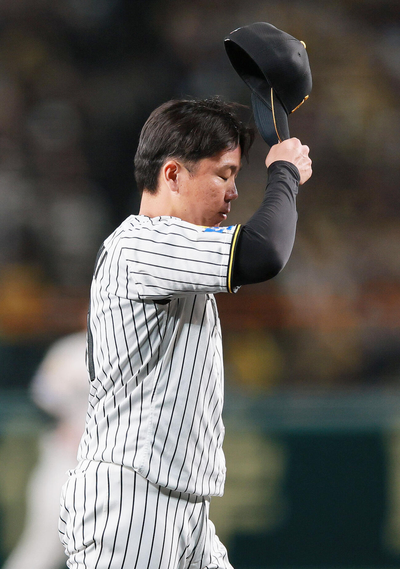 阪神対DeNA　初回を投げ終えベンチに引き揚げる阪神先発の村上頌樹（撮影・上山淳一）