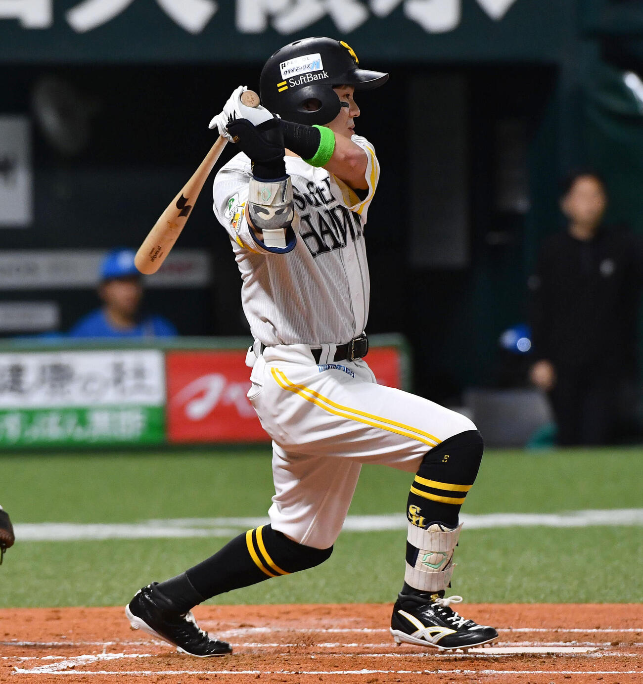 ソフトバンク対日本ハム　1回裏ソフトバンク2死一、二塁、牧原大成は先制の中前適時打を放つ（撮影・岩下翔太）