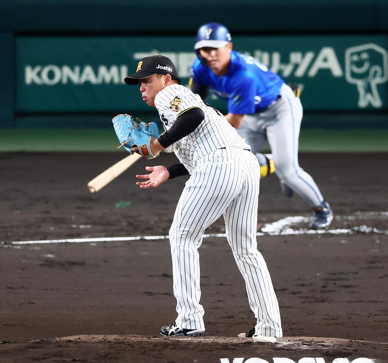 阪神対DeNA 2回表DeNA無死、村上頌樹は林琢真の打球を捕球する（撮影・加藤哉）