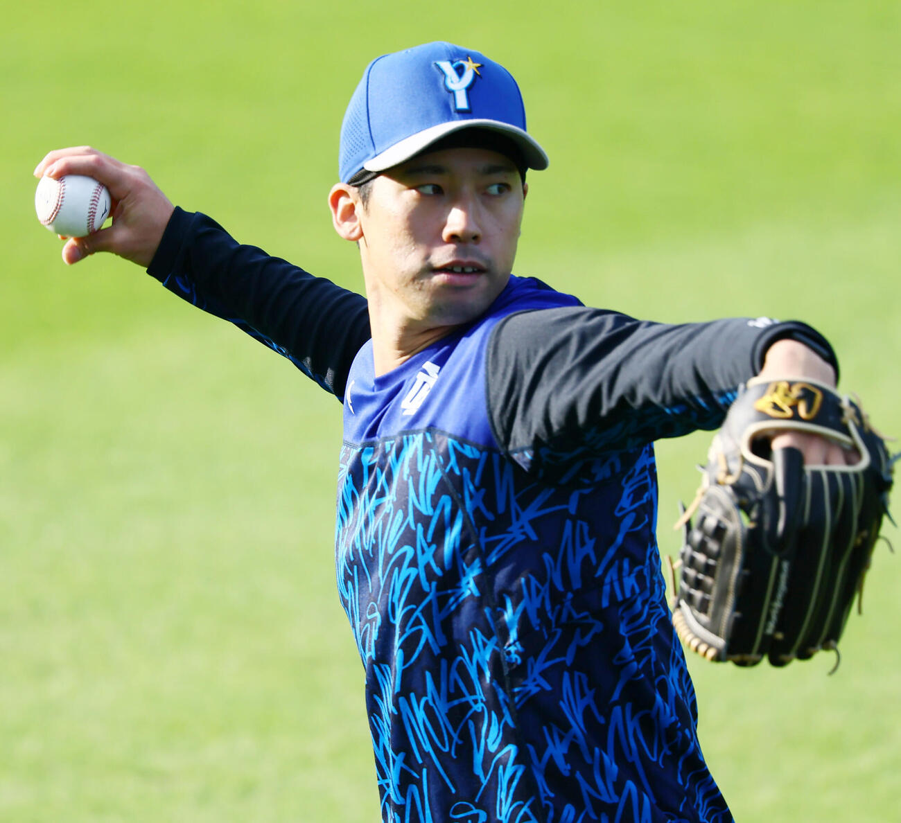 阪神対DeNA　練習でキャッチボールするDeNA尾形崇斗（撮影・加藤哉）