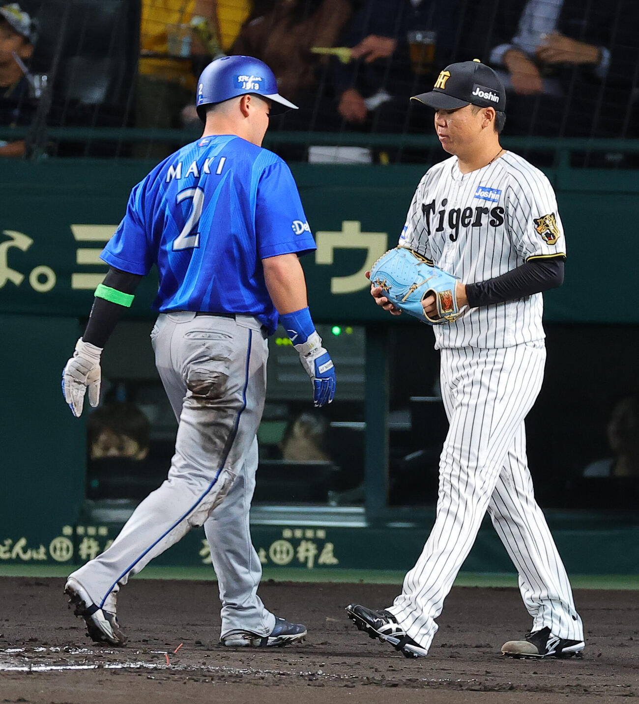 阪神対DeNA 1回表DeNA1死一、二塁、宮崎敏郎の先制適時打で牧秀悟（左）の生還を許す村上頌樹（撮影・上田博志）